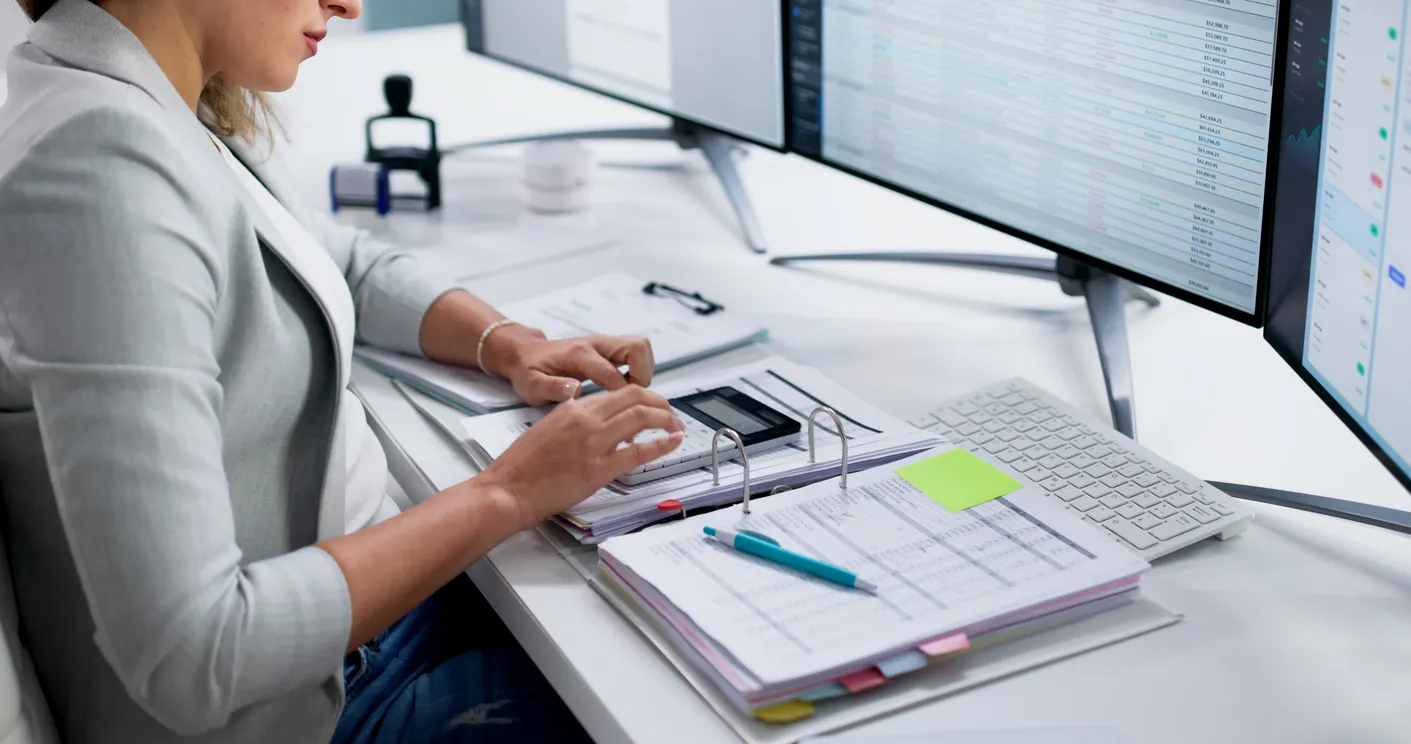 Invoice being read and matched automatically between an inbox and an accounting system on an office desk